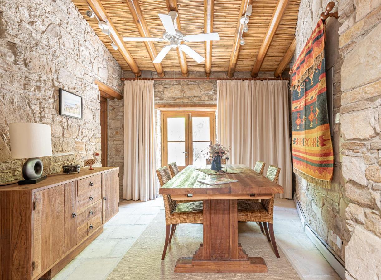 The Carob Tree Villa - Rustic Luxury Home With Access To Pool And Restaurant ลาร์นาคา ภายนอก รูปภาพ
